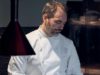 Christophe Aribert: portrait d’un chef étoilé engagé Le chef étoilé Christophe Aribert en train de préparer un plat