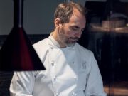 Christophe Aribert: portrait d’un chef étoilé engagé Le chef étoilé Christophe Aribert en train de préparer un plat