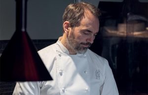 Christophe Aribert: portrait d’un chef étoilé engagé Le chef étoilé Christophe Aribert en train de préparer un plat