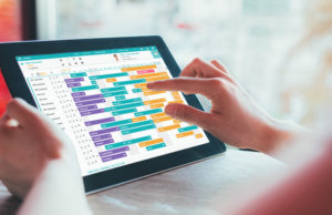 Channel Manager Restaurant : la restauration à l’ère du digital Une jeune femme qui utilise un Channel Manager Restaurant