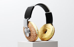 Les podcasts cuisine à la mode Un casque avec des oreillettes sous forme de donuts faisant référence aux podcasts cuisine