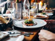 10 conseils pour une stratégie de marketing digital pour restaurant efficace Une cliente dans un restaurant gastronomique