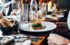 10 conseils pour une stratégie de marketing digital pour restaurant efficace Une cliente dans un restaurant gastronomique