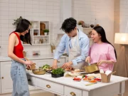 Que devez-vous savoir à propos la cuisine pédagogique ? des amis cuisinent ensemble dans une cuisine pédagogique