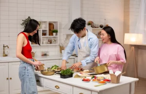 Que devez-vous savoir à propos la cuisine pédagogique ? des amis cuisinent ensemble dans une cuisine pédagogique