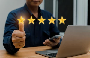 Comment collecter des avis positifs pour votre restaurant ? un utilisateur en train de laisser un avis positif en ligne