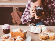 COMMENT LA PHOTOGRAPHIE CULINAIRE VOUS AIDE À OBTENIR PLUS DE CLIENTS Un photographe culinaire en train de faire un shooting pour les plats d'un restaurant