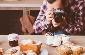COMMENT LA PHOTOGRAPHIE CULINAIRE VOUS AIDE À OBTENIR PLUS DE CLIENTS Un photographe culinaire en train de faire un shooting pour les plats d'un restaurant