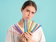 Paille en plastique : les nouvelles alternatives pour les restaurants une fille qui porte dans ses mains des pailles en plastique