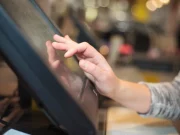 Le meilleur logiciel de caisse pour restaurant en 2022 une femme en train d'utiliser le logiciel de caisse d'un restaurant