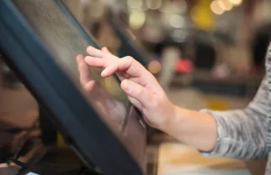 Le meilleur logiciel de caisse pour restaurant en 2022 une femme en train d'utiliser le logiciel de caisse d'un restaurant